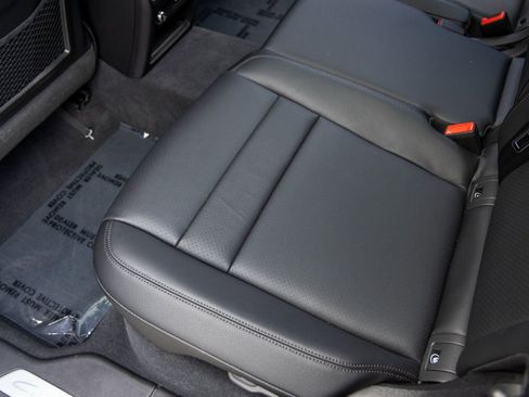 Certified 2025 Porsche Cayenne AWD/4WD image 40