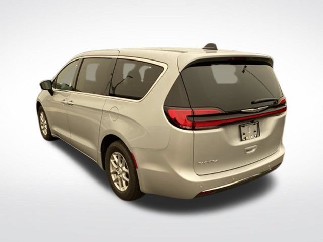 Used 2026 Chrysler Pacifica Select FWD image 3