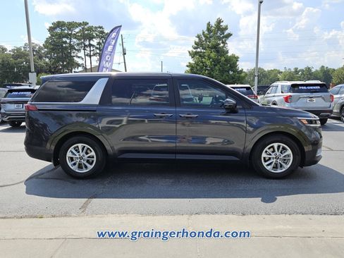 Used 2023 Kia Carnival LX FWD image 6
