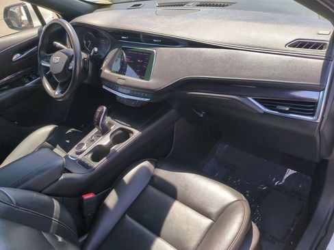 Used 2022 Cadillac XT4 Luxury w/ Cold Weather Package FWD image 34