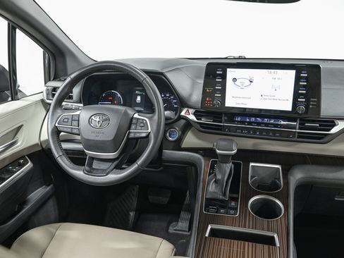Used 2024 Toyota Sienna XLE FWD image 27