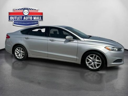 Used 2014 Ford Fusion SE FWD image 2