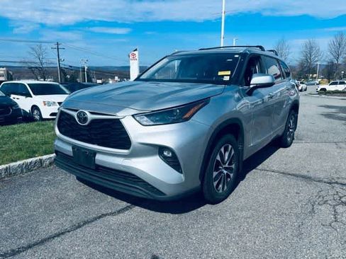 Used 2022 Toyota Highlander XLE image 1