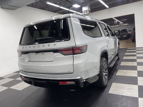 Used 2024 Jeep Wagoneer L Series II w/ Flexible Seating Group image 5