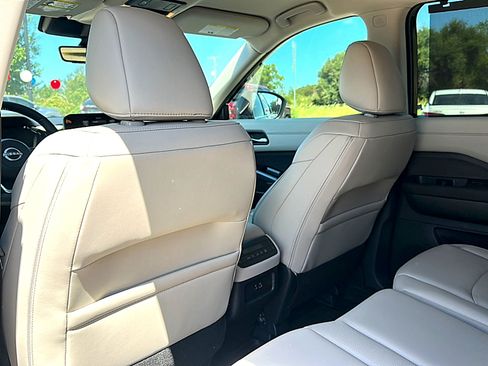 Used 2025 Nissan Pathfinder SL FWD image 17
