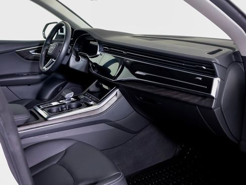 Used 2023 Audi Q8 Premium image 7