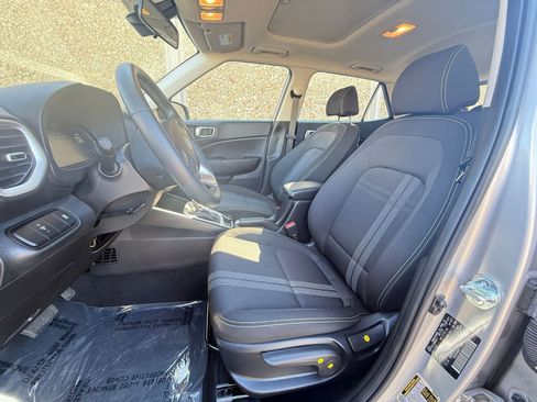 Used 2025 Hyundai Venue SEL image 38