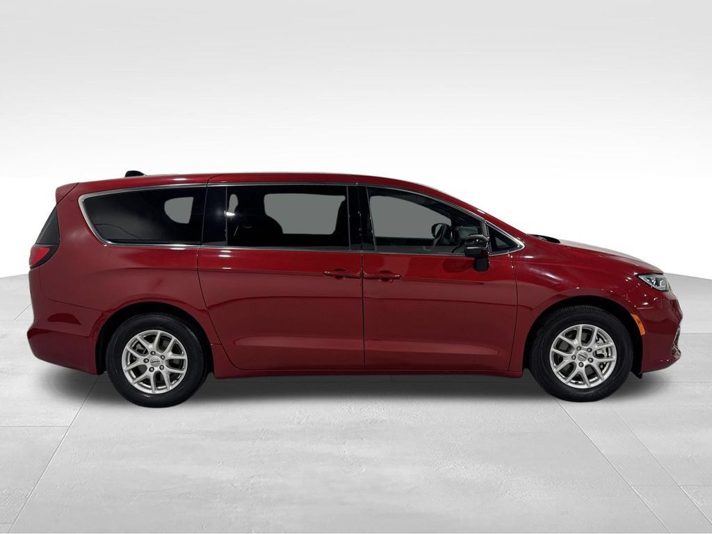 Used 2025 Chrysler Pacifica Select FWD image 21