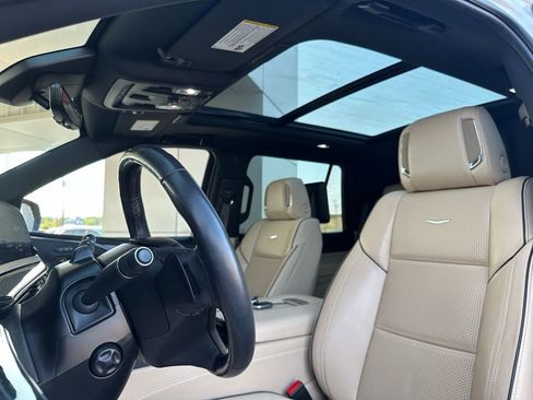Used 2024 Cadillac Escalade Premium Luxury image 14