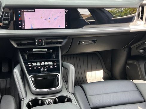 Certified 2025 Porsche Cayenne AWD/4WD image 27