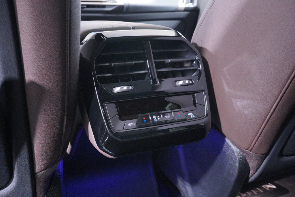 Used 2024 BMW iX xDrive50 AWD/4WD image 19