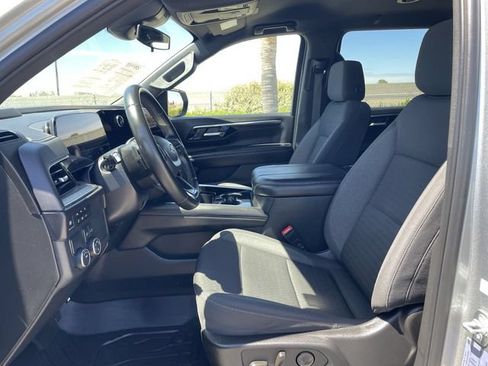 Used 2025 Chevrolet Suburban LS RWD image 18