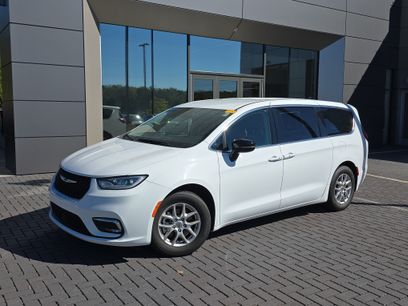 Used 2024 Chrysler Pacifica Touring-L