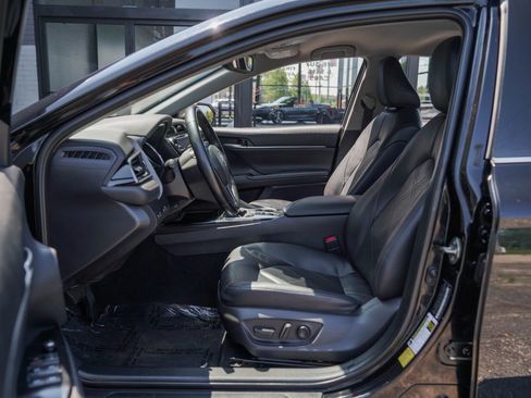 Used 2019 Toyota Camry XLE FWD image 11