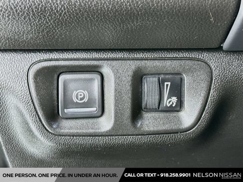 Used 2023 GMC Acadia SLE w/ Driver Convenience Package FWD image 10