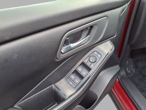 Used 2024 Nissan Rogue SV image 18