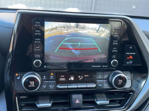 Used 2021 Toyota Highlander XLE image 26