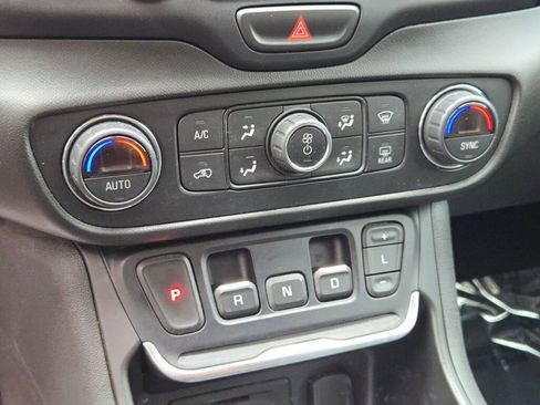 Used 2021 GMC Terrain SLT w/ Elevation Edition image 30