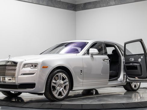 Used 2015 Rolls-Royce Ghost image 2