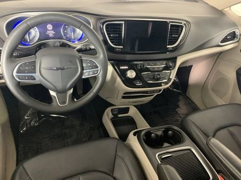 Used 2024 Chrysler Pacifica Touring-L FWD image 19