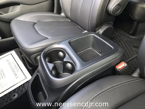 New 2025 Chrysler Pacifica Select w/ Fav Edition Package image 25