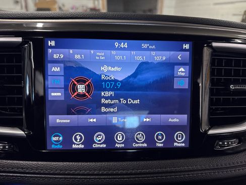 Used 2018 Chrysler Pacifica Limited image 17