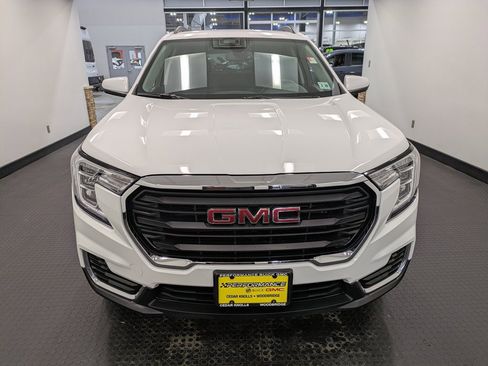 Used 2023 GMC Terrain SLE w/ Driver Convenience Package image 2