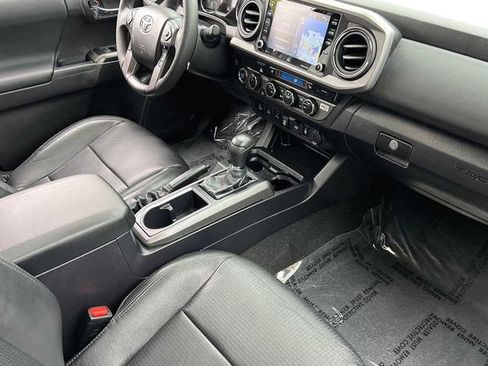 Used 2022 Toyota Tacoma TRD Off-Road w/ TRD Premium Off Road Package AWD/4WD image 21
