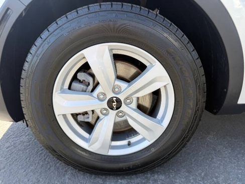Used 2022 Kia Sorento LX FWD image 19