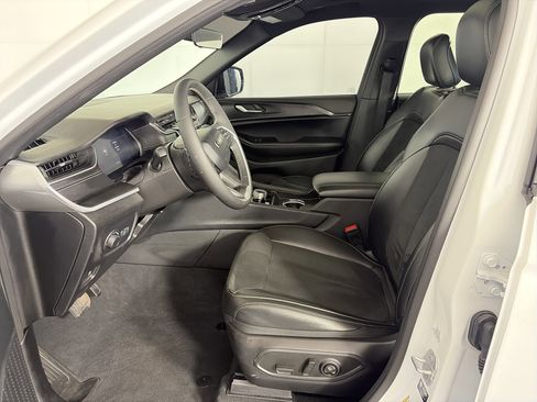 Used 2025 Jeep Grand Cherokee L Altitude image 6