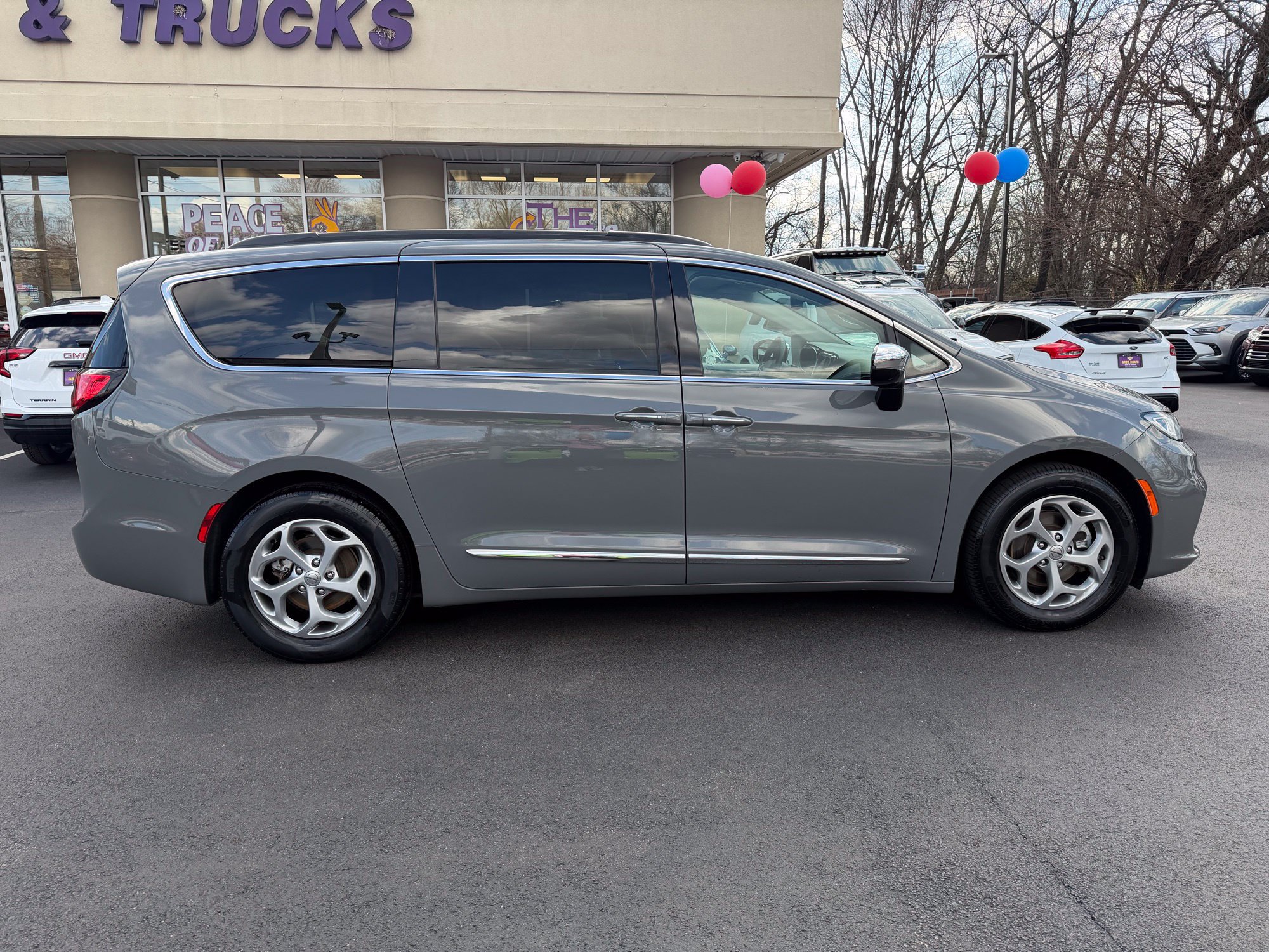 Used 2023 Chrysler Pacifica Limited FWD image 7