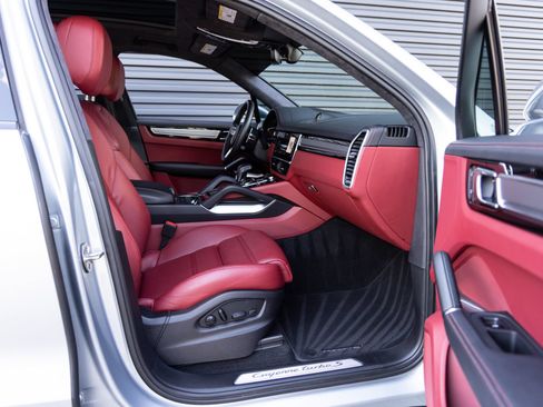 Certified 2023 Porsche Cayenne Turbo S AWD/4WD image 32