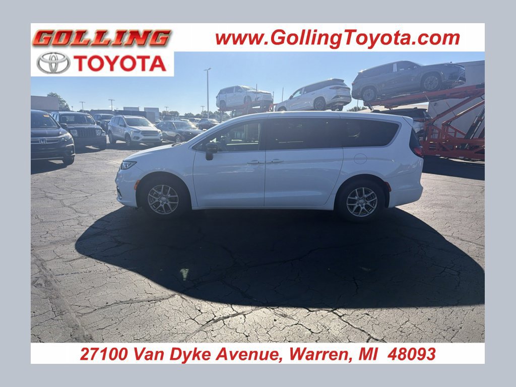 Used 2026 Chrysler Pacifica Select FWD image 1