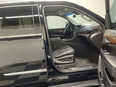 Used 2019 Cadillac Escalade Luxury image 26
