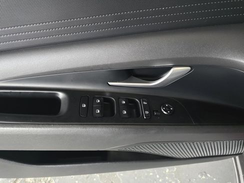 Used 2023 Hyundai Elantra SE image 9