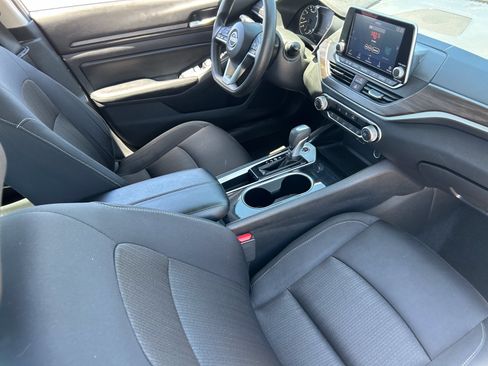 Used 2024 Nissan Altima 2.5 SV FWD image 12