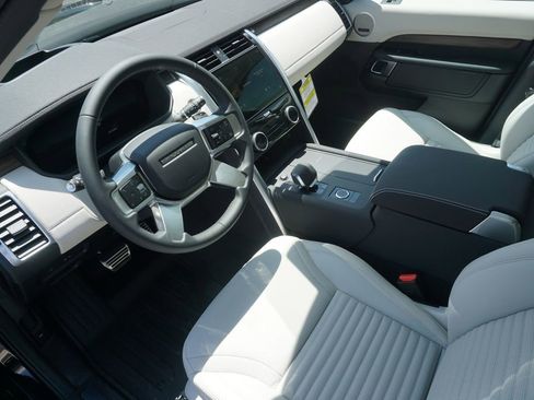 New 2025 Land Rover Discovery Dynamic SE image 18