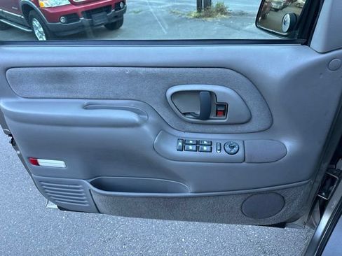 Used 1999 Chevrolet Suburban 4WD image 17