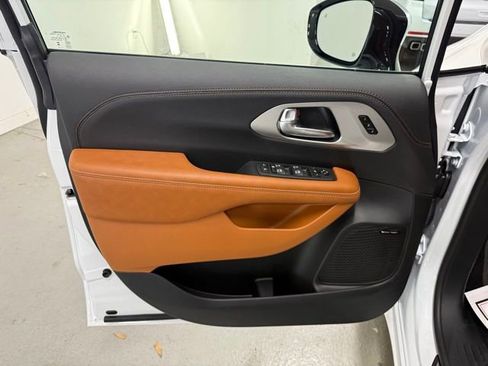 New 2026 Chrysler Pacifica Pinnacle image 13