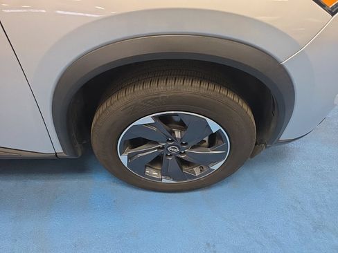 Used 2024 Nissan Rogue SV FWD image 4
