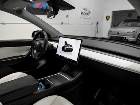 Used 2022 Tesla Model Y Performance AWD/4WD image 16