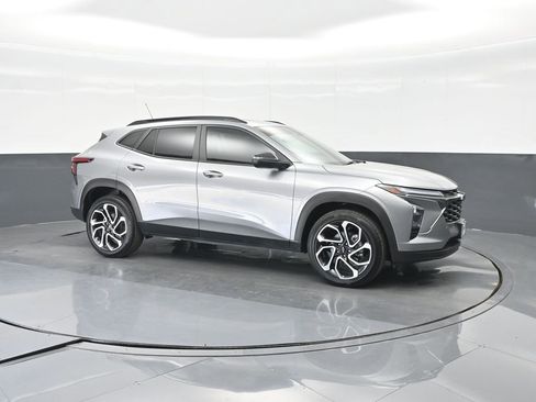Used 2025 Chevrolet Trax RS w/ Sunroof Package FWD image 11