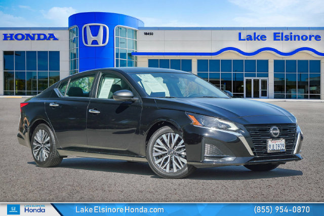 Used 2024 Nissan Altima 2.5 SV FWD image 1