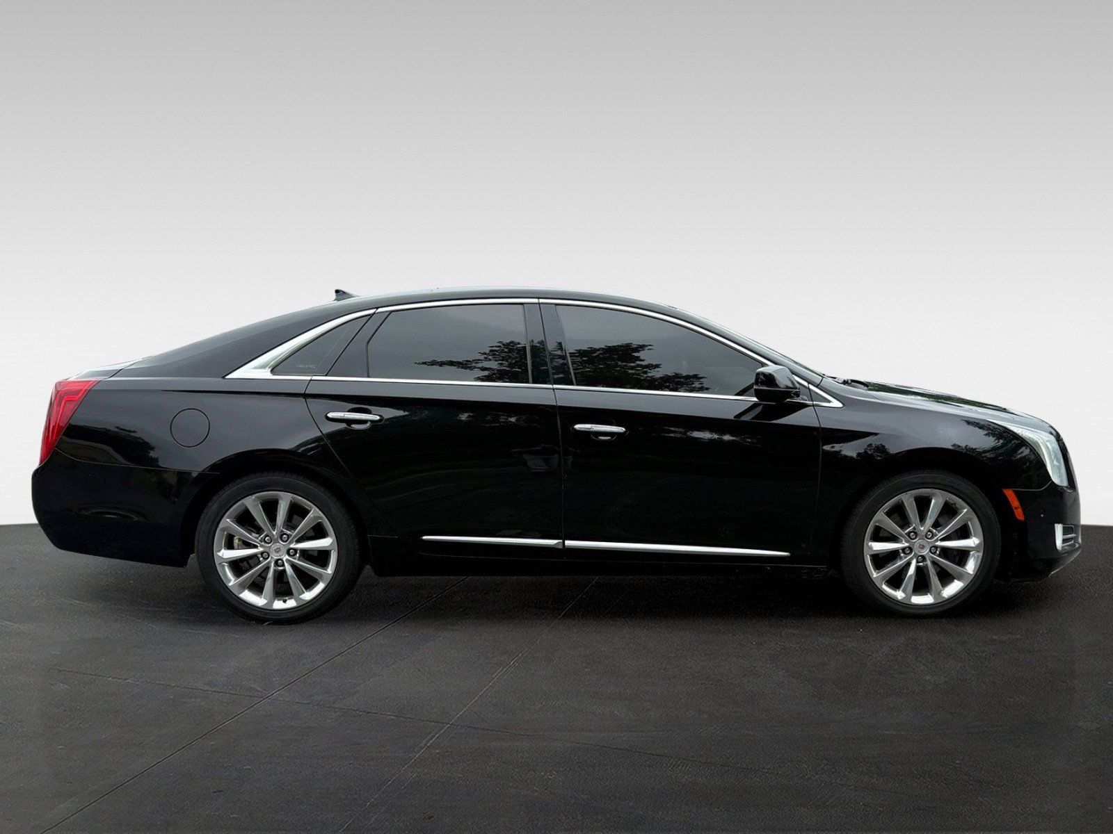 Used 2014 Cadillac XTS Luxury w/ Driver Awareness Package FWD image 4
