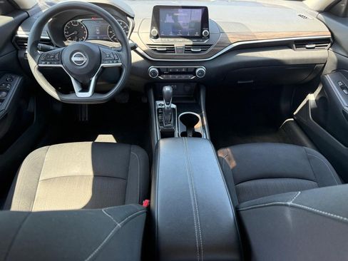 Used 2024 Nissan Altima 2.5 SV FWD image 11
