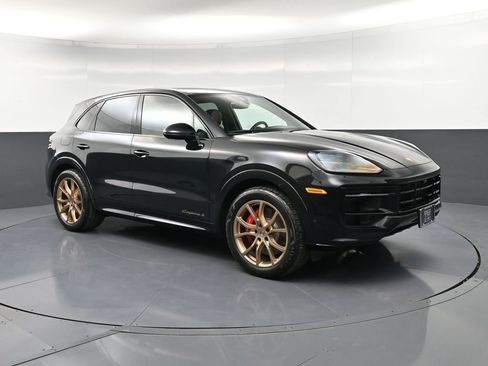 Used 2025 Porsche Cayenne S image 10