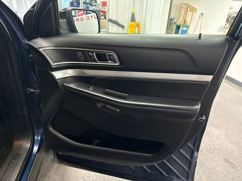 Used 2017 Ford Explorer XLT w/ Equipment Group 202A AWD/4WD image 42