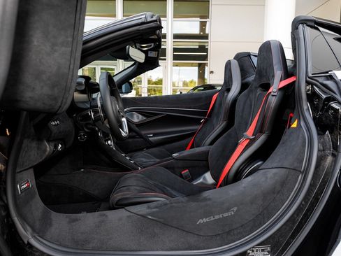 Used 2026 McLaren 750S Spider RWD image 30