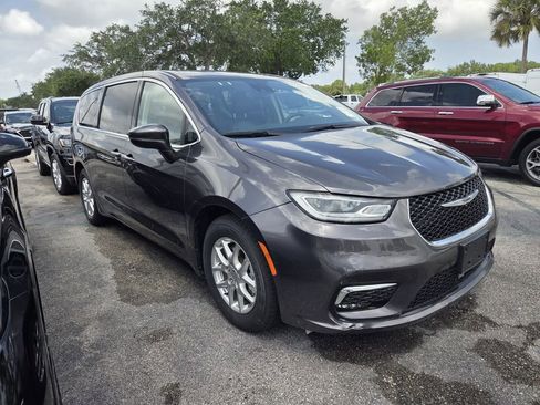 Used 2023 Chrysler Pacifica Touring-L FWD image 2