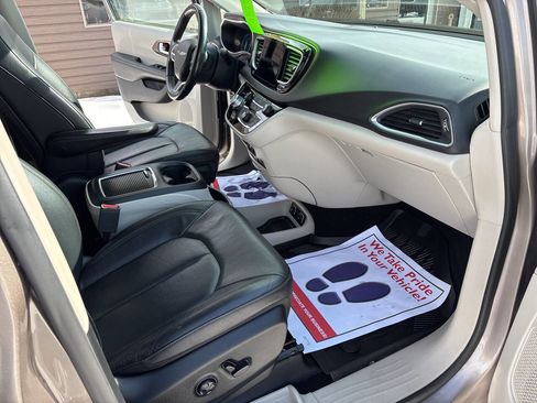 Used 2018 Chrysler Pacifica Touring-L Plus image 8
